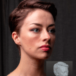 Portrait 3/4 avec vignette de la statuette