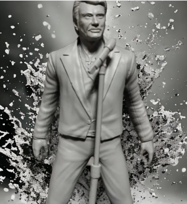 tatue en résine de 25 cm représentant Johnny Hallyday sur scène en pleine performance. Cette figurine collector met en valeur la posture dynamique et l’attitude rock emblématique du célèbre chanteur français. Idéale pour décoration intérieure, vitrine de collection ou cadeau pour fan de rock français.