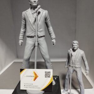 tatue en résine de 25 cm représentant Johnny Hallyday sur scène en pleine performance. Cette figurine collector met en valeur la posture dynamique et l’attitude rock emblématique du célèbre chanteur français. Idéale pour décoration intérieure, vitrine de collection ou cadeau pour fan de rock français.