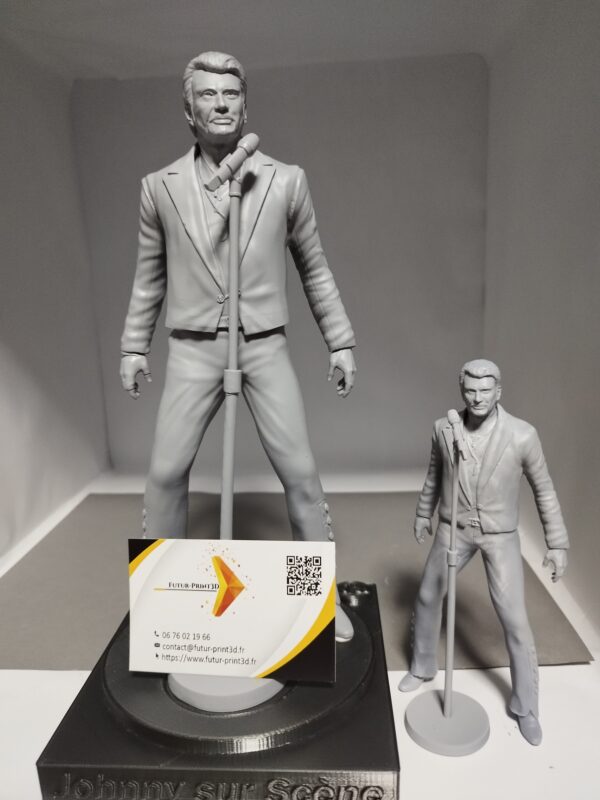 tatue en résine de 25 cm représentant Johnny Hallyday sur scène en pleine performance. Cette figurine collector met en valeur la posture dynamique et l’attitude rock emblématique du célèbre chanteur français. Idéale pour décoration intérieure, vitrine de collection ou cadeau pour fan de rock français.