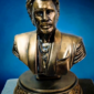 Buste Johnny Hallyday en résine ABS de 21 cm avec socle, finition bronze doré – Création originale Futur Print 3D, sculpture décorative et idée cadeau pour les fans de Johnny Hallyday et du rock français.