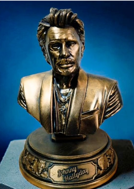 Buste Johnny Hallyday 21 cm en résine ABS avec socle – Sculpture effet bronze | Futur Print 3D Buste Johnny Hallyday en résine ABS de 21 cm avec socle, finition bronze doré – Création originale Futur Print 3D, sculpture décorative et idée cadeau pour les fans de Johnny Hallyday et du rock français.